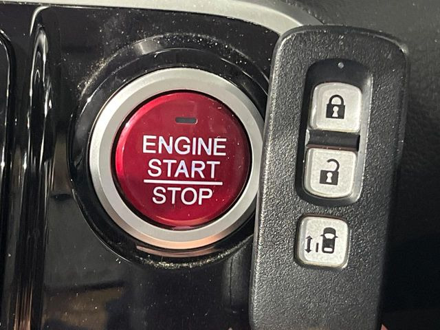 �yHonda�X�}�[�g�L�[�z�J�o����|�P�b�g�ɓ��ꂽ�܂܂ł��h�A�̎{���E�������\�ȃX�}�[�g�L�[�𑕔��B�G���W���̃I���E�I�t�����J�M�����o���K�v����������Ƃ��Ă��֗��ł���