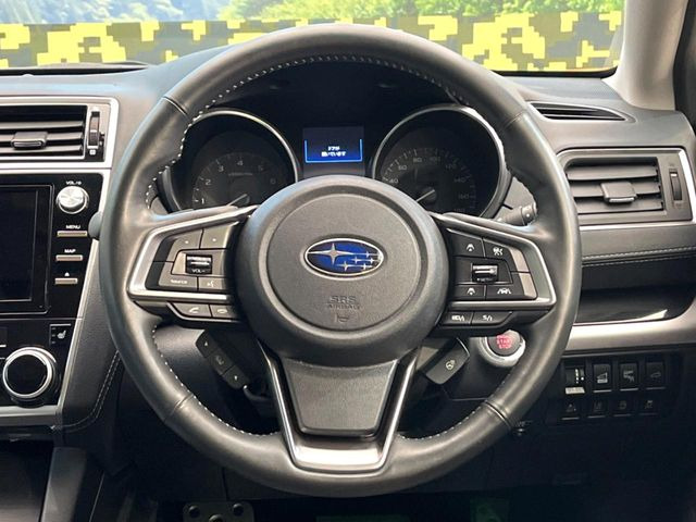 �C���e���A�ɍ��킹���f�U�C���̃X�e�A�����O�́A�^�]�������̂��Ƃ��l���A�^�]���₷���`��A�傫���ł��B�����x�A���ۂɐG���Ă��m���߂��������B