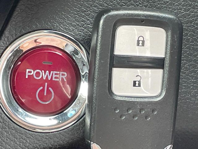 �yHonda�X�}�[�g�L�[�z�J�o����|�P�b�g�ɓ��ꂽ�܂܂ł��h�A�̎{���E�������\�ȃX�}�[�g�L�[�𑕔��B�G���W���̃I���E�I�t�����J�M�����o���K�v����������Ƃ��Ă��֗��ł���