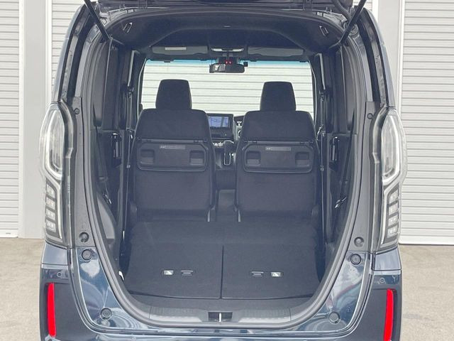 ���i�̂���������ʋ΁A���}���ɏ\���ȉ׎��X�y�[�X���m�ۂ��Ă���܂��B�Z�J���h�V�[�g��|���ƁA�傫�ȉו��̐ύڂ��\�ł���