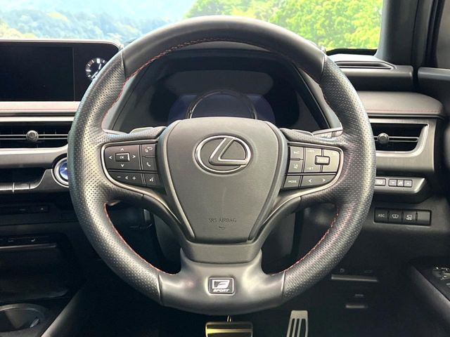 �C���e���A�ɍ��킹���f�U�C���̃X�e�A�����O�́A�^�]�������̂��Ƃ��l���A�^�]���₷���`��A�傫���ł��B�����x�A���ۂɐG���Ă��m���߂��������B