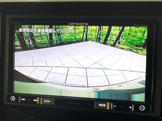 【バックカメラ】駐車時に後方がリアルタイム映像で確認できます。大型商業施設や立体駐車場での駐車時や、夜間のバック時に大活躍!運転スキルに関わらず、今や必須となった装備のひとつです!