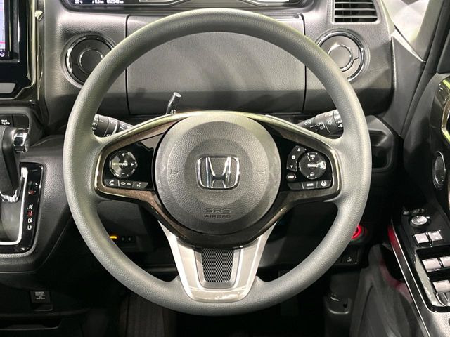 インテリアに合わせたデザインのステアリングは、運転される方のことも考え、運転しやすい形状、大きさです。是非一度、実際に触ってお確かめください。