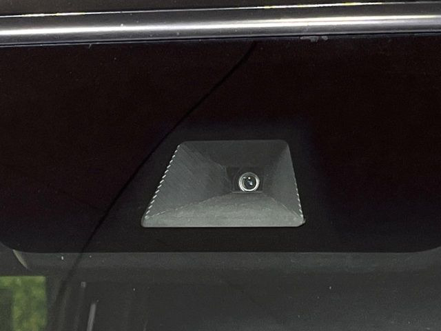 【ホンダセンシング】走行中に前方の車両等を認識し、衝突しそうな時は警報とブレーキで衝突回避と被害軽減をアシスト。より安全にドライブをお楽しみいただけます。
