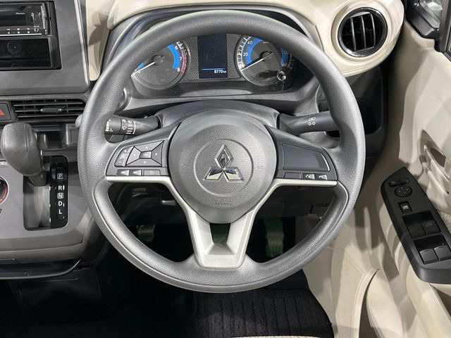 �C���e���A�ɍ��킹���f�U�C���̃X�e�A�����O�́A�^�]�������̂��Ƃ��l���A�^�]���₷���`��A�傫���ł��B�����x�A���ۂɐG���Ă��m���߂��������B