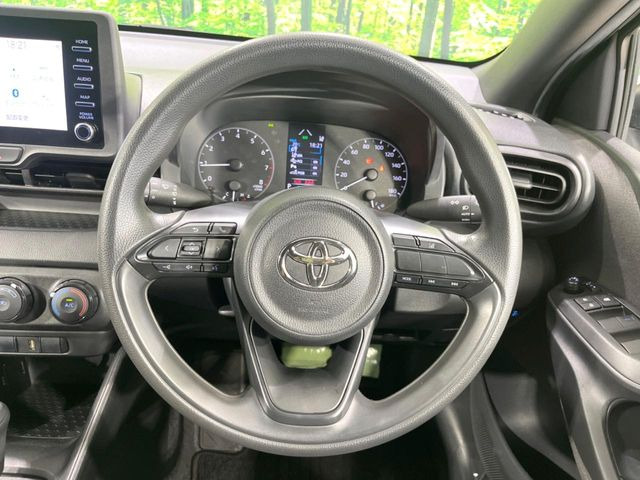 �C���e���A�ɍ��킹���f�U�C���̃X�e�A�����O�́A�^�]�������̂��Ƃ��l���A�^�]���₷���`��A�傫���ł��B�����x�A���ۂɐG���Ă��m���߂��������B