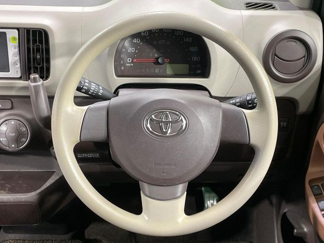 �C���e���A�ɍ��킹���f�U�C���̃X�e�A�����O�́A�^�]�������̂��Ƃ��l���A�^�]���₷���`��A�傫���ł��B�����x�A���ۂɐG���Ă��m���߂��������B