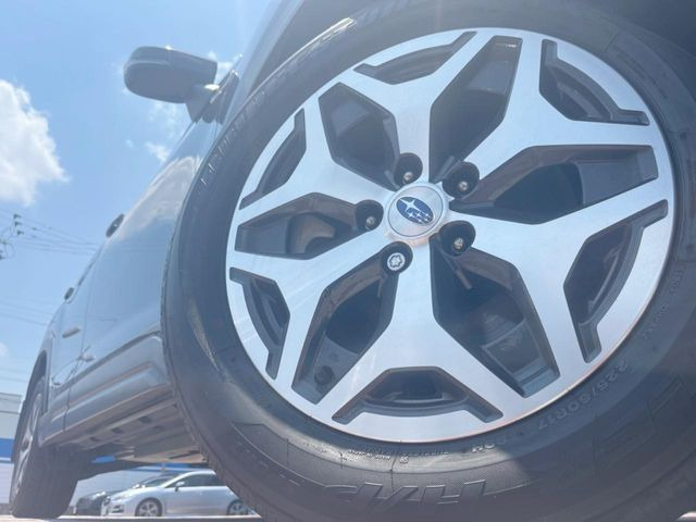 �y����17�C���`�A���~�z�C�[���z�O�ςɃ}�b�`���������A���~�z�C�[���𑕒����Ă���܂��B�e��ЊO�A���~�z�C�[����A�X�^�b�h���X�^�C�����戵�����Ă���܂��B���񂲑��k����������