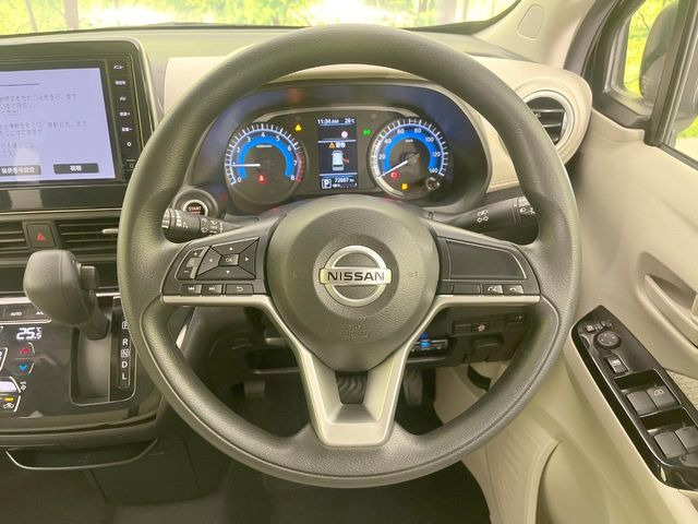 �C���e���A�ɍ��킹���f�U�C���̃X�e�A�����O�́A�^�]�������̂��Ƃ��l���A�^�]���₷���`��A�傫���ł��B�����x�A���ۂɐG���Ă��m���߂��������B
