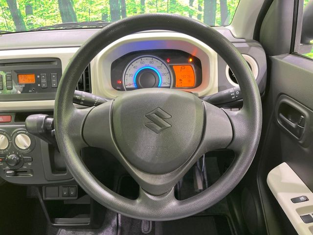 �C���e���A�ɍ��킹���f�U�C���̃X�e�A�����O�́A�^�]�������̂��Ƃ��l���A�^�]���₷���`��A�傫���ł��B�����x�A���ۂɐG���Ă��m���߂��������B