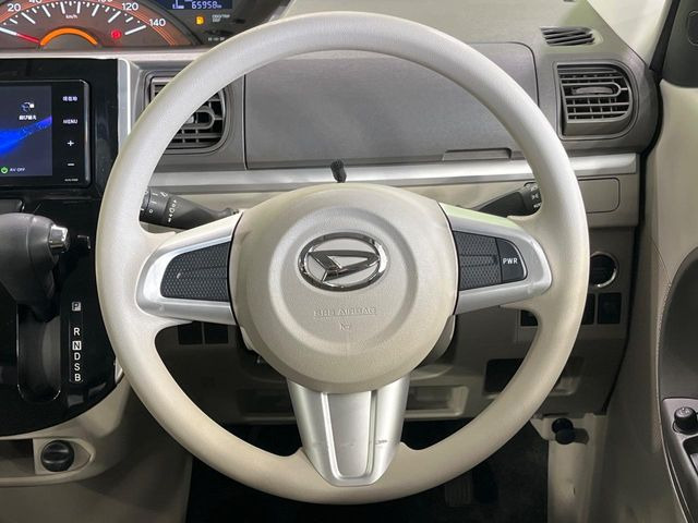 �C���e���A�ɍ��킹���f�U�C���̃X�e�A�����O�́A�^�]�������̂��Ƃ��l���A�^�]���₷���`��A�傫���ł��B�����x�A���ۂɐG���Ă��m���߂��������B