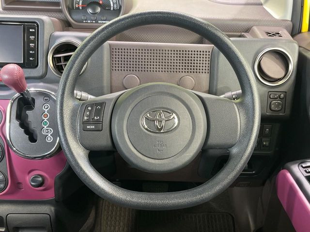 �C���e���A�ɍ��킹���f�U�C���̃X�e�A�����O�́A�^�]�������̂��Ƃ��l���A�^�]���₷���`��A�傫���ł��B�����x�A���ۂɐG���Ă��m���߂��������B