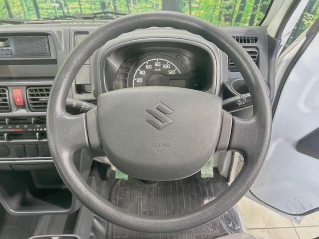 �C���e���A�ɍ��킹���f�U�C���̃X�e�A�����O�́A�^�]�������̂��Ƃ��l���A�^�]���₷���`��A�傫���ł��B�����x�A���ۂɐG���Ă��m���߂��������B