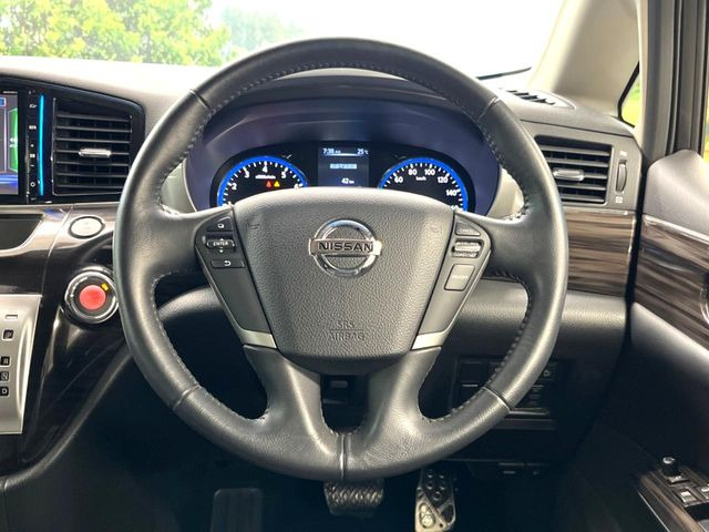 �C���e���A�ɍ��킹���f�U�C���̃X�e�A�����O�́A�^�]�������̂��Ƃ��l���A�^�]���₷���`��A�傫���ł��B�����x�A���ۂɐG���Ă��m���߂��������B