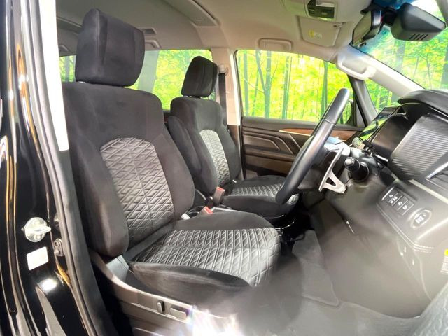 運転席シート廻りは使用感も少なく、良好な状態となっています。丁寧に使われていたことがよくわかりますね。