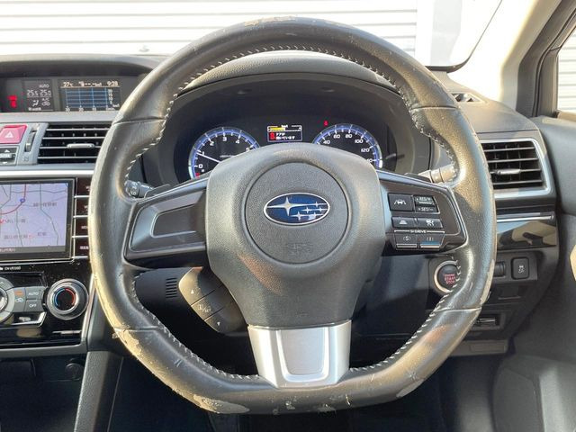�C���e���A�ɍ��킹���f�U�C���̃X�e�A�����O�́A�^�]�������̂��Ƃ��l���A�^�]���₷���`��A�傫���ł��B�����x�A���ۂɐG���Ă��m���߂��������B