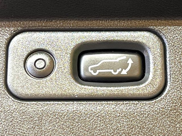 【パワーバックドア】スマートキーや運転席のボタンを押すだけでリアゲートが自動で開閉します!荷物を持っている時や、高い位置にあるバックドアを閉める際に便利な機能です♪