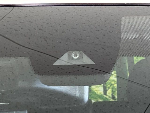 【インテリジェントエマージェンシーブレーキ】フロントカメラで前方の車両や歩行者を検知。衝突しそうな時は衝突被害軽減ブレーキが作動、衝突回避をサポート。より安全にドライブをお楽しみいただけます。