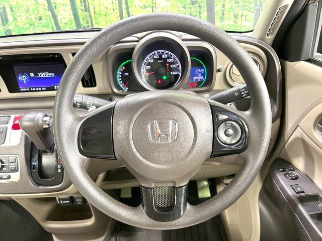 �C���e���A�ɍ��킹���f�U�C���̃X�e�A�����O�́A�^�]�������̂��Ƃ��l���A�^�]���₷���`��A�傫���ł��B�����x�A���ۂɐG���Ă��m���߂��������B