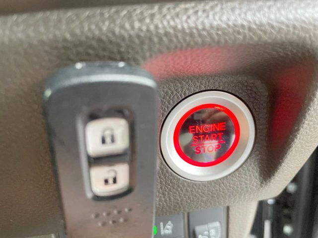 �yHonda�X�}�[�g�L�[�z�J�o����|�P�b�g�ɓ��ꂽ�܂܂ł��h�A�̎{���E�������\�ȃX�}�[�g�L�[�𑕔��B�G���W���̃I���E�I�t�����J�M�����o���K�v����������Ƃ��Ă��֗��ł���