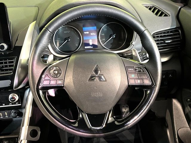 �C���e���A�ɍ��킹���f�U�C���̃X�e�A�����O�́A�^�]�������̂��Ƃ��l���A�^�]���₷���`��A�傫���ł��B�����x�A���ۂɐG���Ă��m���߂��������B