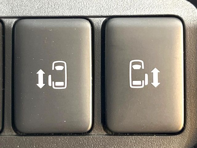 【両側パワースライドドア】スマートキーや運転席のスイッチで後席両側スライドドアの開閉が可能♪電動だから力を入れてドアを開ける必要が無く、小さなお子様でも簡単に開け閉めでき快適です♪