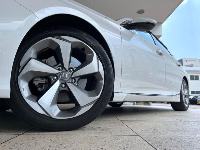 �y����18�C���`�A���~�z�C�[���z�O�ςɃ}�b�`���������A���~�z�C�[���𑕒����Ă���܂��B�e��ЊO�A���~�z�C�[����A�X�^�b�h���X�^�C�����戵�����Ă���܂��B���񂲑��k����������
