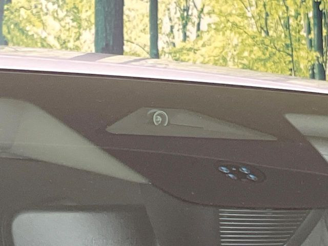 【ホンダセンシング】走行中に前方の車両等を認識し、衝突しそうな時は警報とブレーキで衝突回避と被害軽減をアシスト。より安全にドライブをお楽しみいただけます。