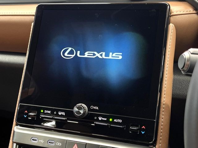 �y9.8�C���` �f�B�X�v���C�I�[�f�B�I�z���ʂ̃f�B�X�v���C��AppleCarPlay��AndroidAuto�����p�\�B�傫�ȉ�ʂŃX�}�z�i�r�A�v���������p���������܂���