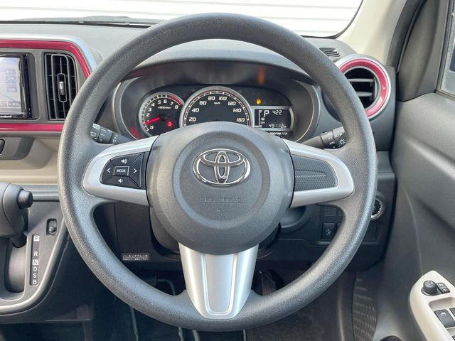 �C���e���A�ɍ��킹���f�U�C���̃X�e�A�����O�́A�^�]�������̂��Ƃ��l���A�^�]���₷���`��A�傫���ł��B�����x�A���ۂɐG���Ă��m���߂��������B