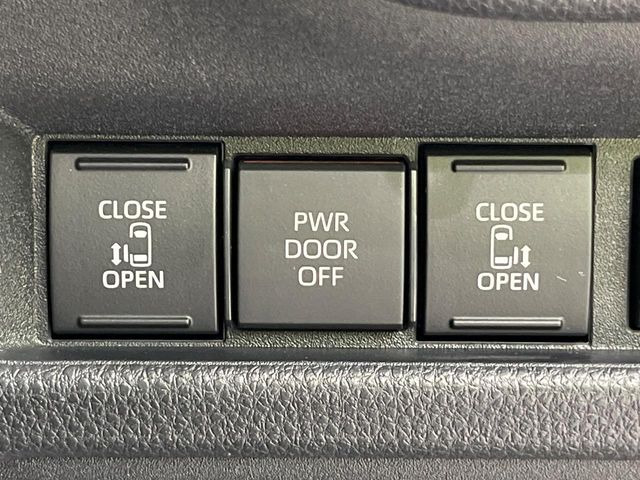 【両側パワースライドドア】スマートキーや運転席のスイッチで後席両側スライドドアの開閉が可能♪電動だから力を入れてドアを開ける必要が無く、小さなお子様でも簡単に開け閉めでき快適です♪