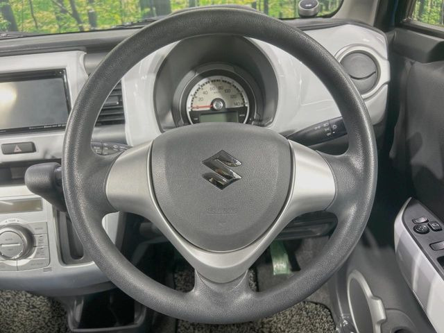 �C���e���A�ɍ��킹���f�U�C���̃X�e�A�����O�́A�^�]�������̂��Ƃ��l���A�^�]���₷���`��A�傫���ł��B�����x�A���ۂɐG���Ă��m���߂��������B