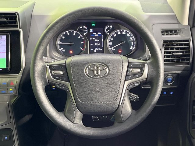 �C���e���A�ɍ��킹���f�U�C���̃X�e�A�����O�́A�^�]�������̂��Ƃ��l���A�^�]���₷���`��A�傫���ł��B�����x�A���ۂɐG���Ă��m���߂��������B