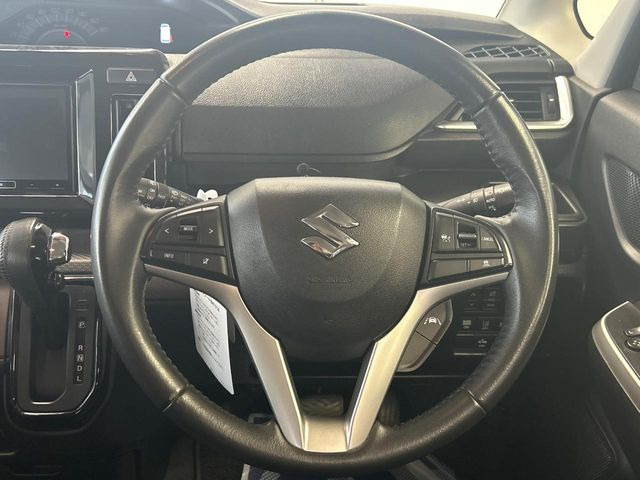 �C���e���A�ɍ��킹���f�U�C���̃X�e�A�����O�́A�^�]�������̂��Ƃ��l���A�^�]���₷���`��A�傫���ł��B�����x�A���ۂɐG���Ă��m���߂��������B