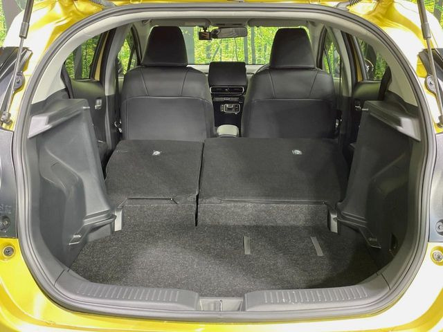 普段のお買い物や通勤、送迎等に十分な荷室スペースを確保しております。セカンドシートを倒すと、大きな荷物の積載も可能です♪
