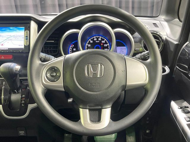�C���e���A�ɍ��킹���f�U�C���̃X�e�A�����O�́A�^�]�������̂��Ƃ��l���A�^�]���₷���`��A�傫���ł��B�����x�A���ۂɐG���Ă��m���߂��������B