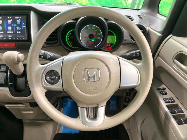 �C���e���A�ɍ��킹���f�U�C���̃X�e�A�����O�́A�^�]�������̂��Ƃ��l���A�^�]���₷���`��A�傫���ł��B�����x�A���ۂɐG���Ă��m���߂��������B