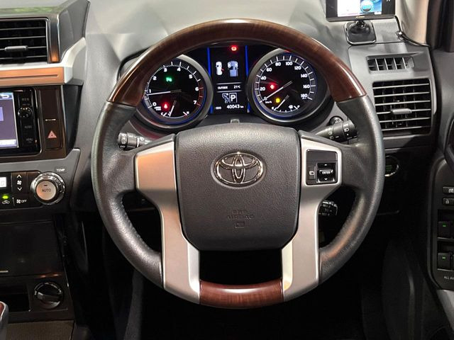 �C���e���A�ɍ��킹���f�U�C���̃X�e�A�����O�́A�^�]�������̂��Ƃ��l���A�^�]���₷���`��A�傫���ł��B�����x�A���ۂɐG���Ă��m���߂��������B