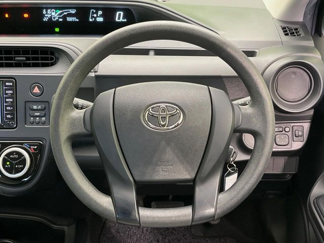 �C���e���A�ɍ��킹���f�U�C���̃X�e�A�����O�́A�^�]�������̂��Ƃ��l���A�^�]���₷���`��A�傫���ł��B�����x�A���ۂɐG���Ă��m���߂��������B