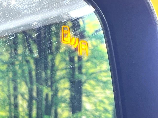 【ブラインドスポットワーニング】走行中、ドアミラーの死角になりやすい箇所に後続車が接近するとサイドミラー付近に警告を表示、ドライバーに注意喚起をしてくれます。