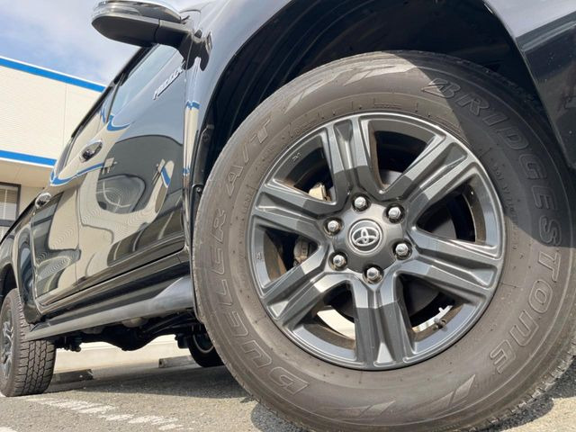 �y����17�C���`�A���~�z�C�[���z�O�ςɃ}�b�`���������A���~�z�C�[���𑕒����Ă���܂��B�e��ЊO�A���~�z�C�[����A�X�^�b�h���X�^�C�����戵�����Ă���܂��B���񂲑��k����������