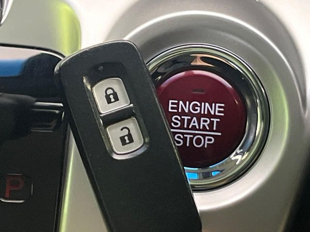 �yHonda�X�}�[�g�L�[�z�J�o����|�P�b�g�ɓ��ꂽ�܂܂ł��h�A�̎{���E�������\�ȃX�}�[�g�L�[�𑕔��B�G���W���̃I���E�I�t�����J�M�����o���K�v����������Ƃ��Ă��֗��ł���
