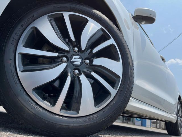 �y����16�C���`�A���~�z�C�[���z�O�ςɃ}�b�`���������A���~�z�C�[���𑕒����Ă���܂��B�e��ЊO�A���~�z�C�[����A�X�^�b�h���X�^�C�����戵�����Ă���܂��B���񂲑��k����������