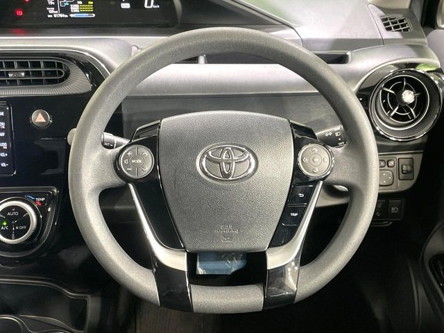 �C���e���A�ɍ��킹���f�U�C���̃X�e�A�����O�́A�^�]�������̂��Ƃ��l���A�^�]���₷���`��A�傫���ł��B�����x�A���ۂɐG���Ă��m���߂��������B