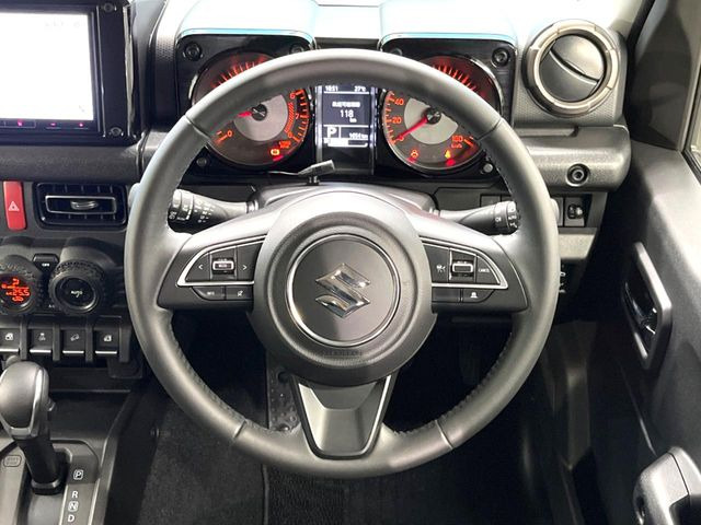 �C���e���A�ɍ��킹���f�U�C���̃X�e�A�����O�́A�^�]�������̂��Ƃ��l���A�^�]���₷���`��A�傫���ł��B�����x�A���ۂɐG���Ă��m���߂��������B