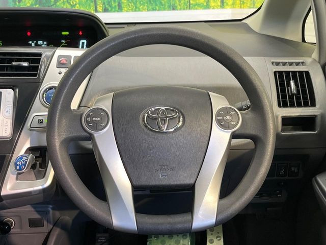 �C���e���A�ɍ��킹���f�U�C���̃X�e�A�����O�́A�^�]�������̂��Ƃ��l���A�^�]���₷���`��A�傫���ł��B�����x�A���ۂɐG���Ă��m���߂��������B