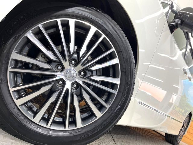 �y����18�C���`�A���~�z�C�[���z�O�ςɃ}�b�`���������A���~�z�C�[���𑕒����Ă���܂��B�e��ЊO�A���~�z�C�[����A�X�^�b�h���X�^�C�����戵�����Ă���܂��B���񂲑��k����������