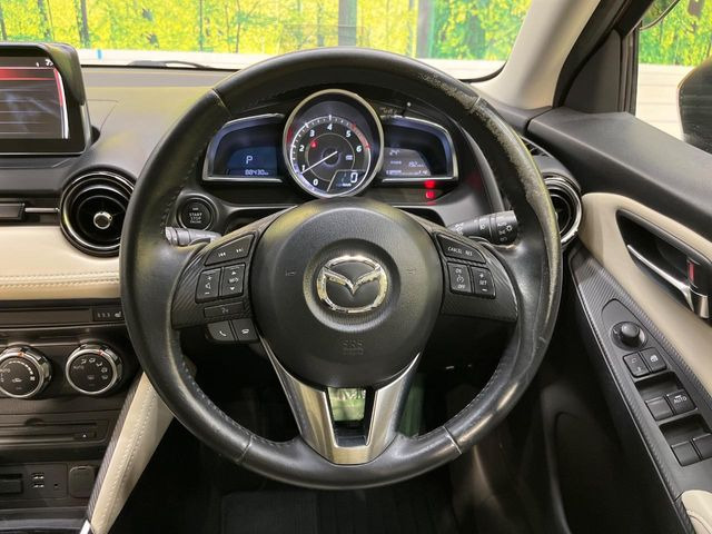 �C���e���A�ɍ��킹���f�U�C���̃X�e�A�����O�́A�^�]�������̂��Ƃ��l���A�^�]���₷���`��A�傫���ł��B�����x�A���ۂɐG���Ă��m���߂��������B
