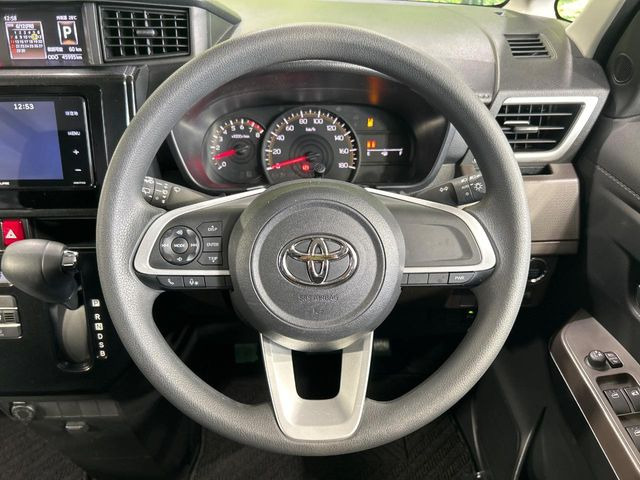 �C���e���A�ɍ��킹���f�U�C���̃X�e�A�����O�́A�^�]�������̂��Ƃ��l���A�^�]���₷���`��A�傫���ł��B�����x�A���ۂɐG���Ă��m���߂��������B