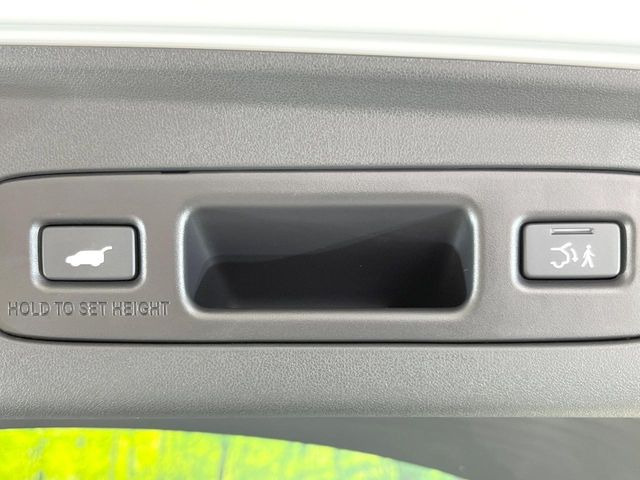 【パワーバックドア】スマートキーや運転席のボタンを押すだけでリアゲートが自動で開閉します!荷物を持っている時や、高い位置にあるバックドアを閉める際に便利な機能です♪